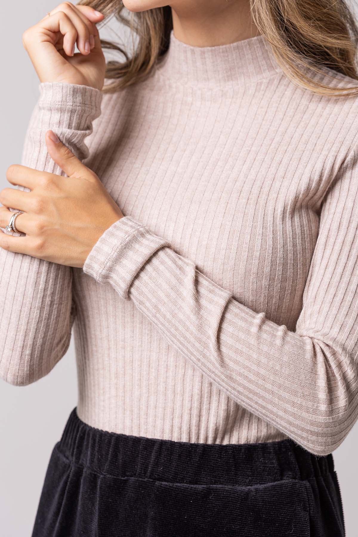 beige_turtleneck2