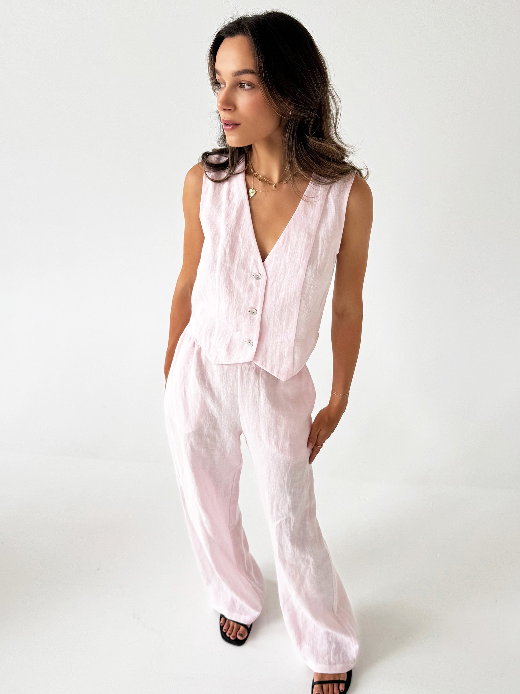 Rožinė Liemenė Amira atellalt