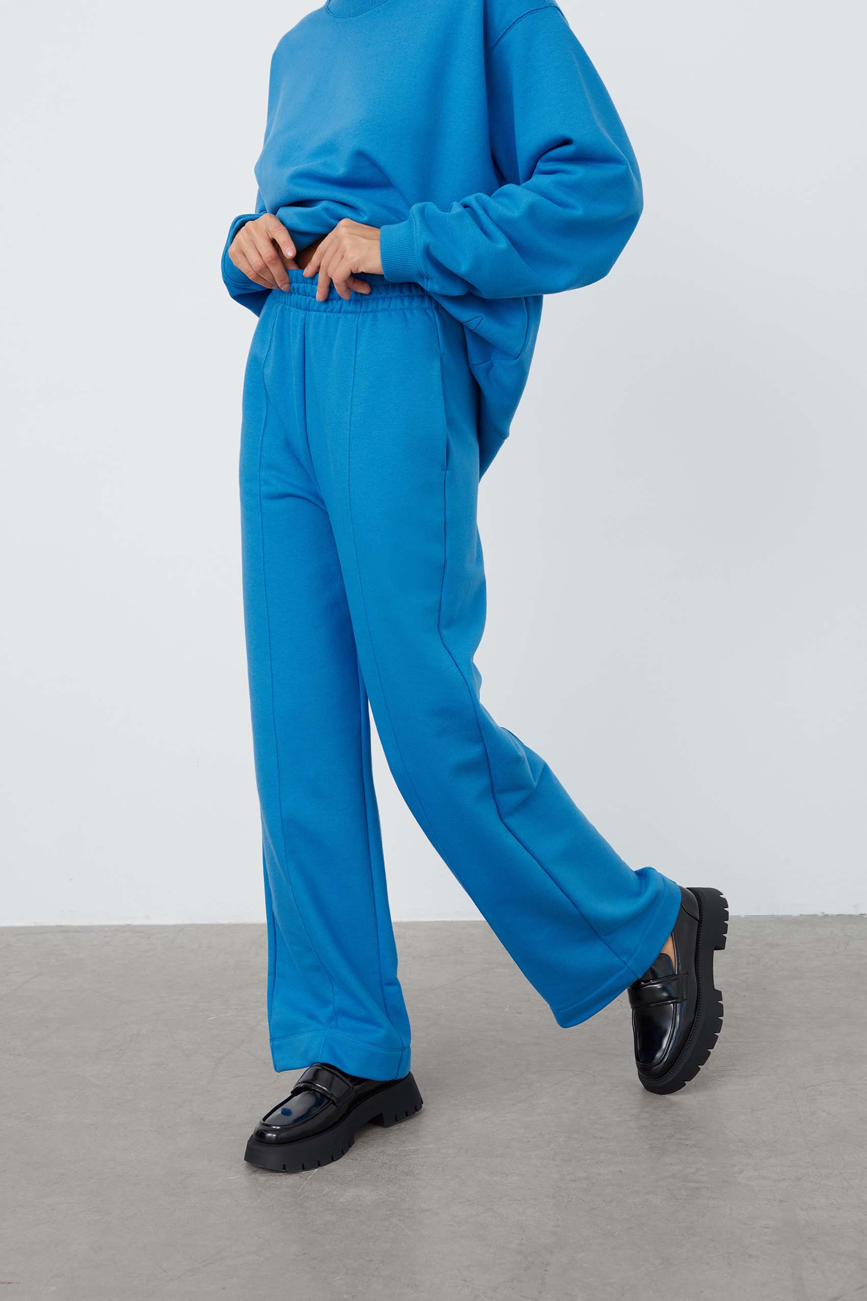 243A2555blue