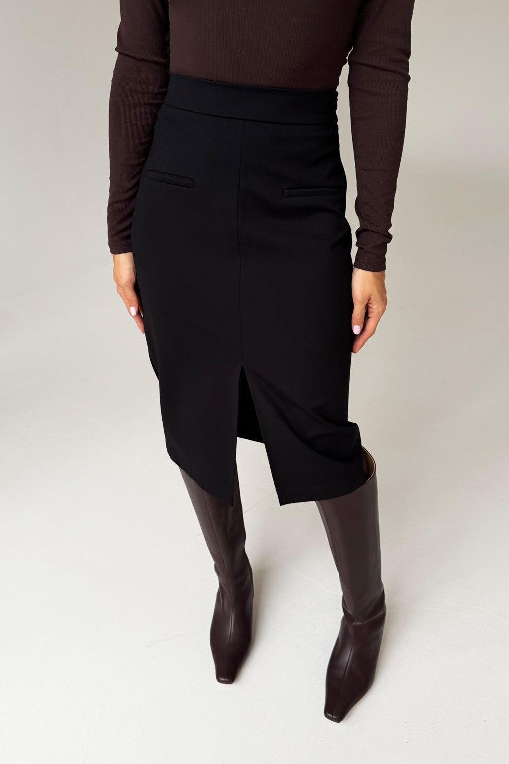 Juodas Sijonas Bruno atellalt